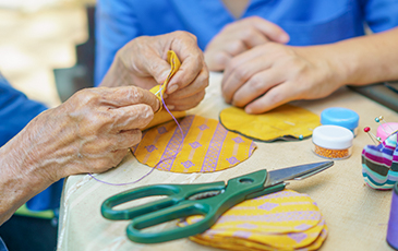 residents doing arts and crafts